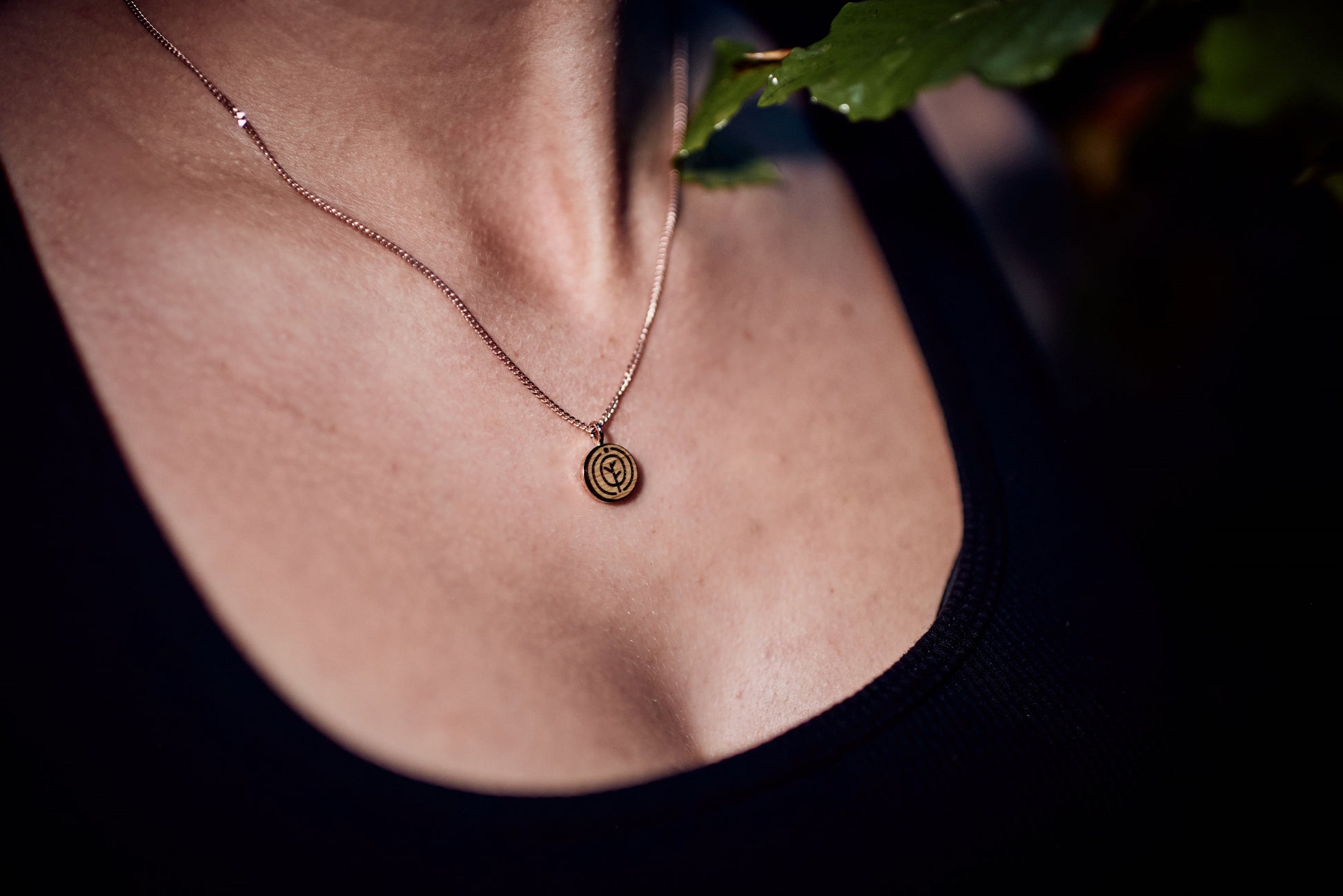 Halskette "Arbor" | Roségold mit Eichenholz - wurzelfabrik
